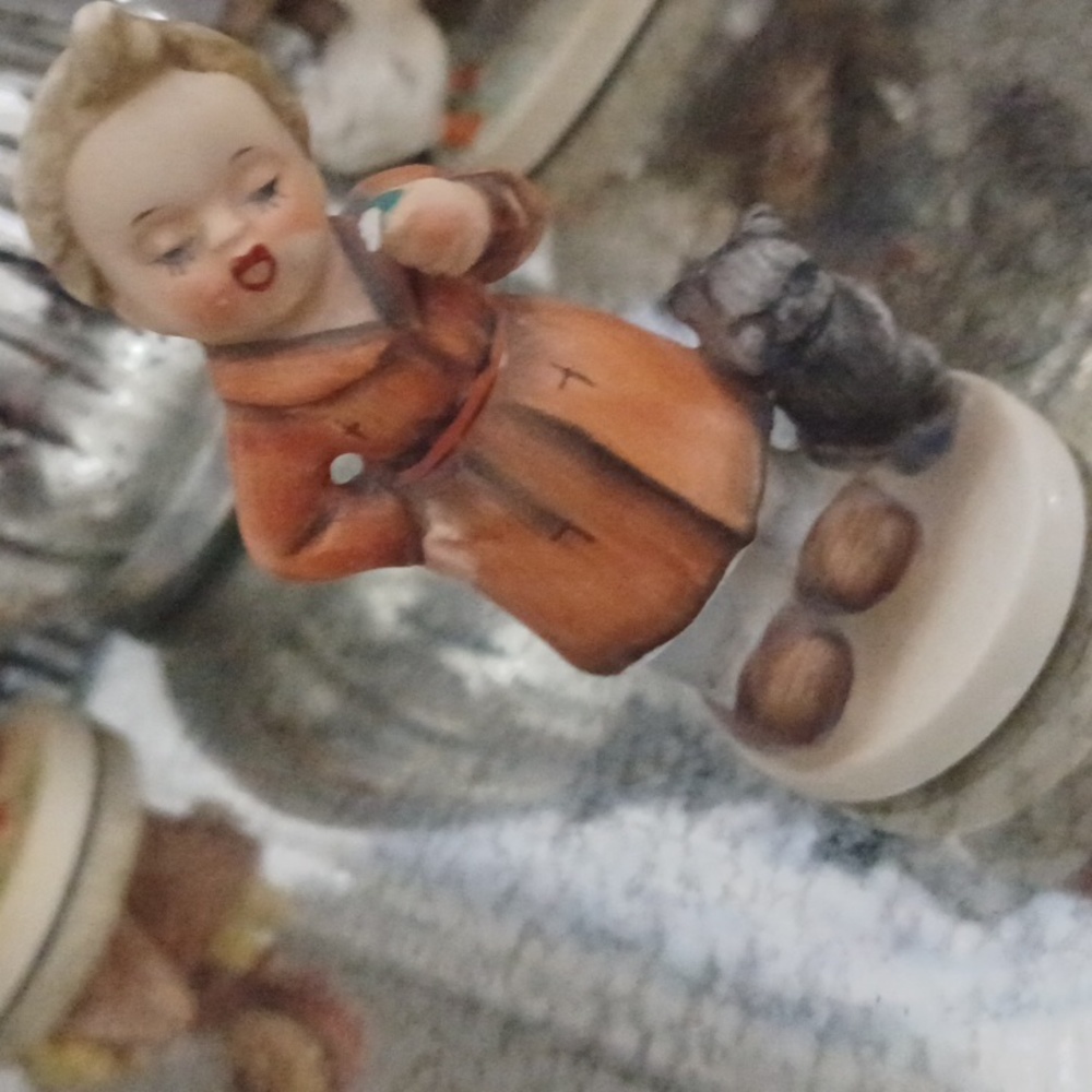 VTG porcelain figurine - Picture 1 of 7